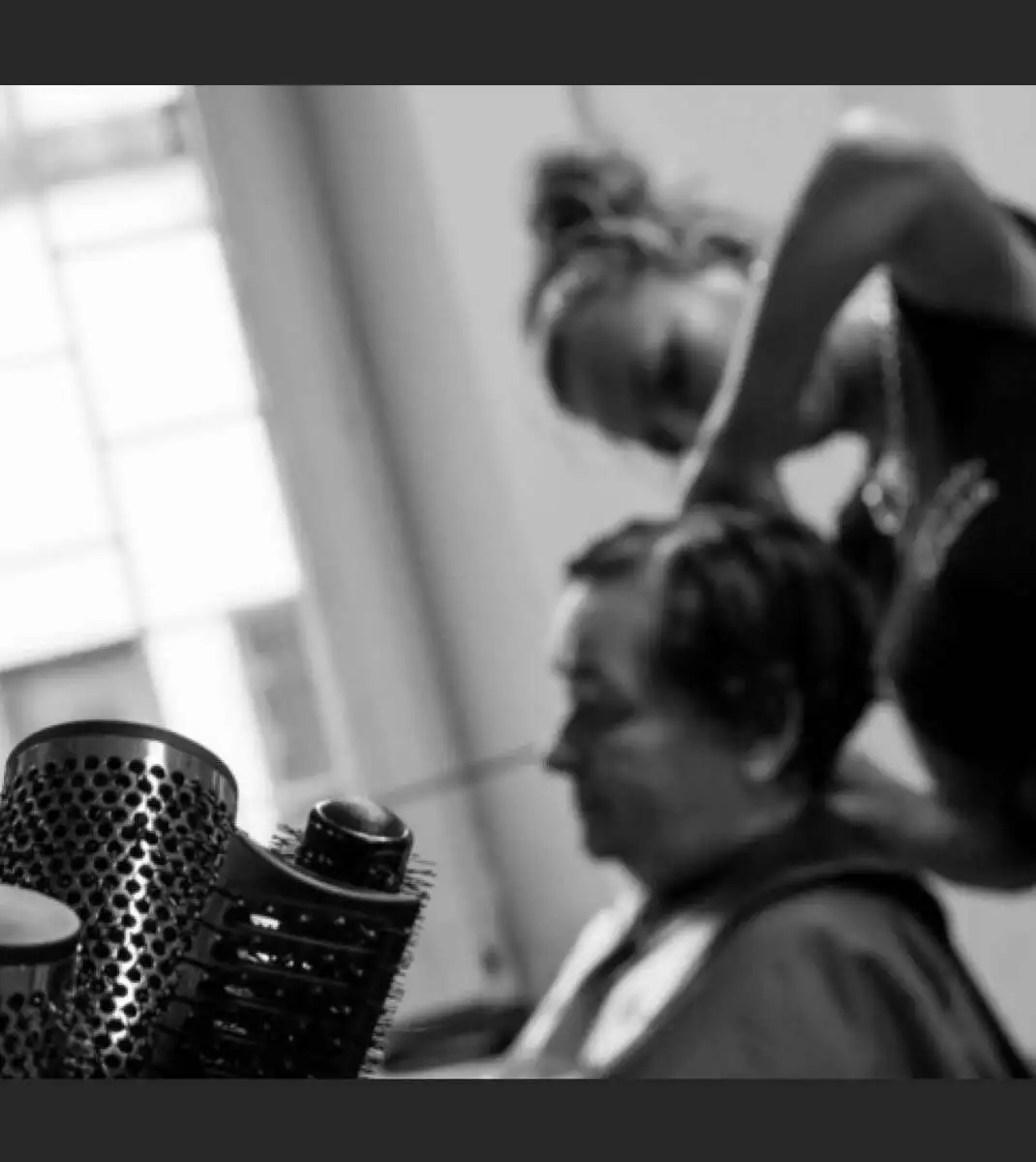 Fodrász vágja a vendég haját