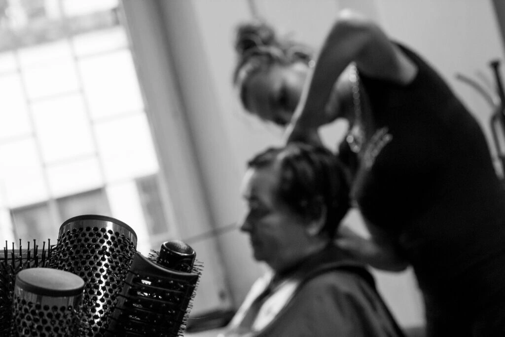 Fodrász vágja a vendég haját